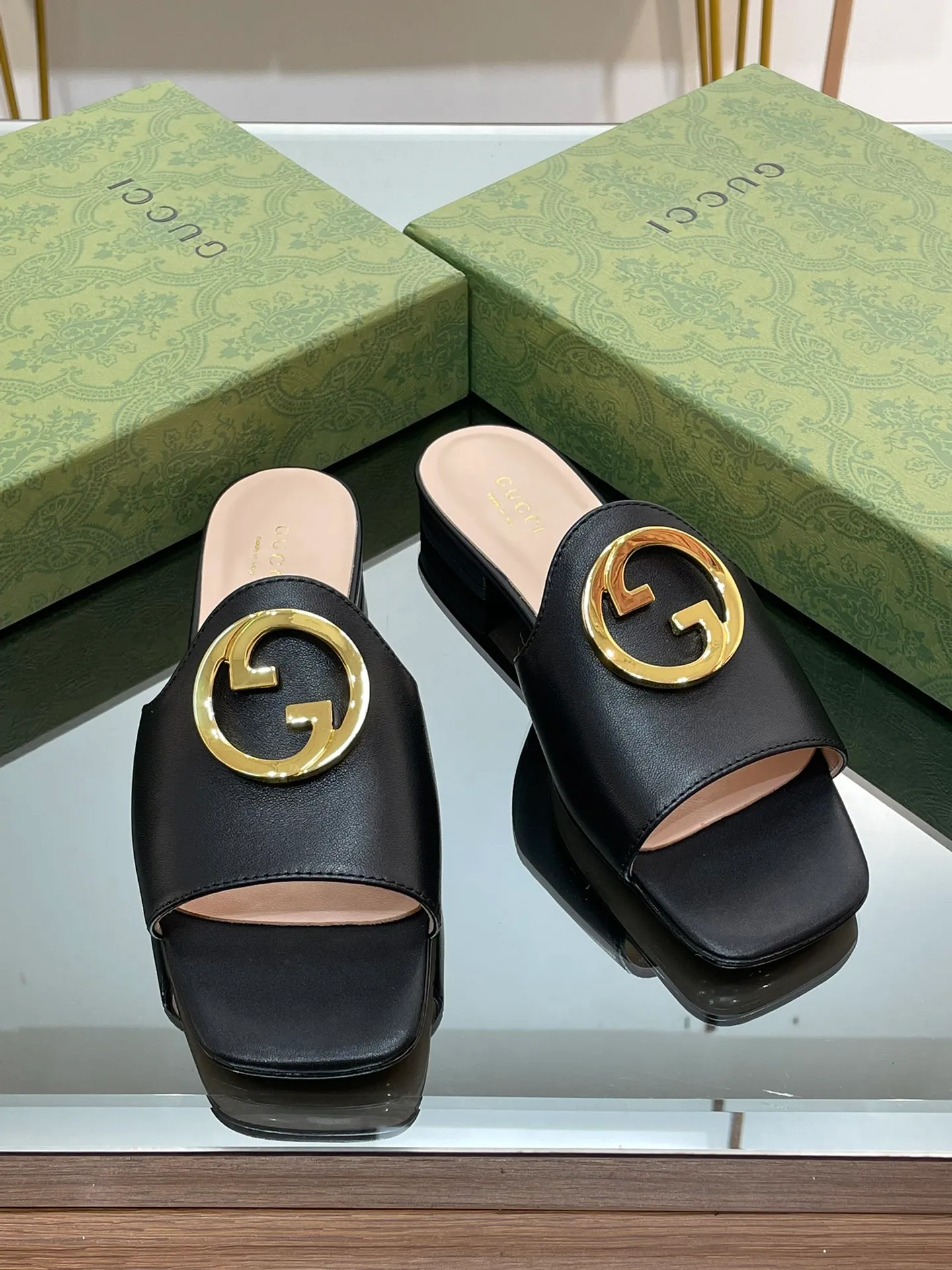 👟👟Ex-factory price 440👟👟 GuCCl high-end boutique 2024 new flat-heeled round interlocking double GG slippers, authentic original quality! Every detail has been carefully crafted and can be compared with ZG, no second quality!  Fabric: Original customized imported grain leather Hardware: Dongguan Dachang mold-opening hardware round interlocking double G buckle Lining/foot pads: High-end customized sheepskin lining Heel height: 1.0CM Outsole: Italian genuine leather sole Size: 35-41 (40 41 customized, non-returnable) Original high-end packaging!  The GucCi Blondie series made its debut in Los Angeles during the "Gucci March of Love" series of fashion shows, showing its outstanding charm on the star-studded Hollywood Walk of Fame. The new series echoes the style shown in the recent series, blending retro aesthetics and modern fashion to integrate different eras! The monogram pattern of the brand founder originates from the archive design of the 1970s, vividly interpreting this mid-heeled shoe💋👏 ●Circular interlocking double G details. High ●Italian creation Green full set of high-end original packaging